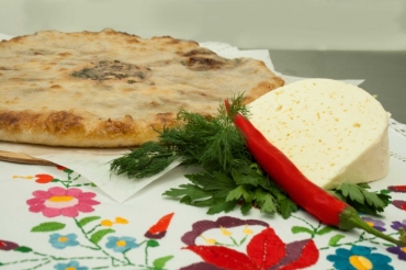 Осетинский пирог с курицей, сыром и зеленым луком