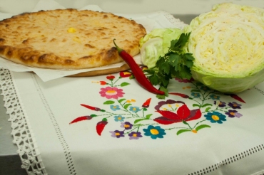 Осетинский пирог с капустой и орехами