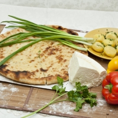 Осетинский пирог с зеленым луком и сыром