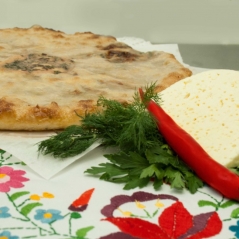Осетинский пирог с курицей, сыром и зеленым луком