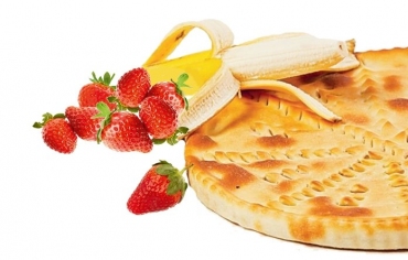Осетинский пирог с клубникой и бананом